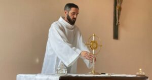adoration laïc aube Jésus eucharistie