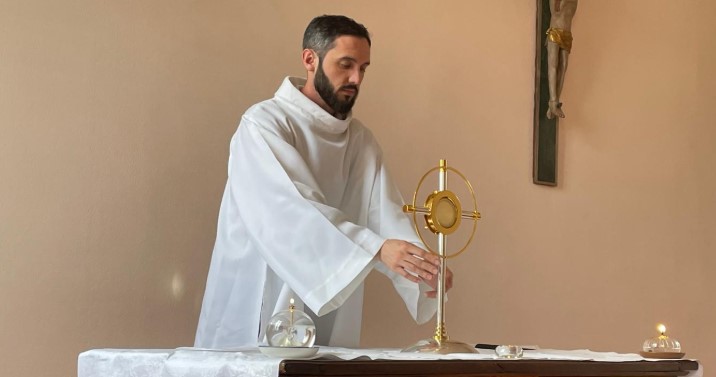 adoration laïc aube Jésus eucharistie